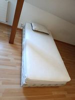 Einzelbett mit Matratze