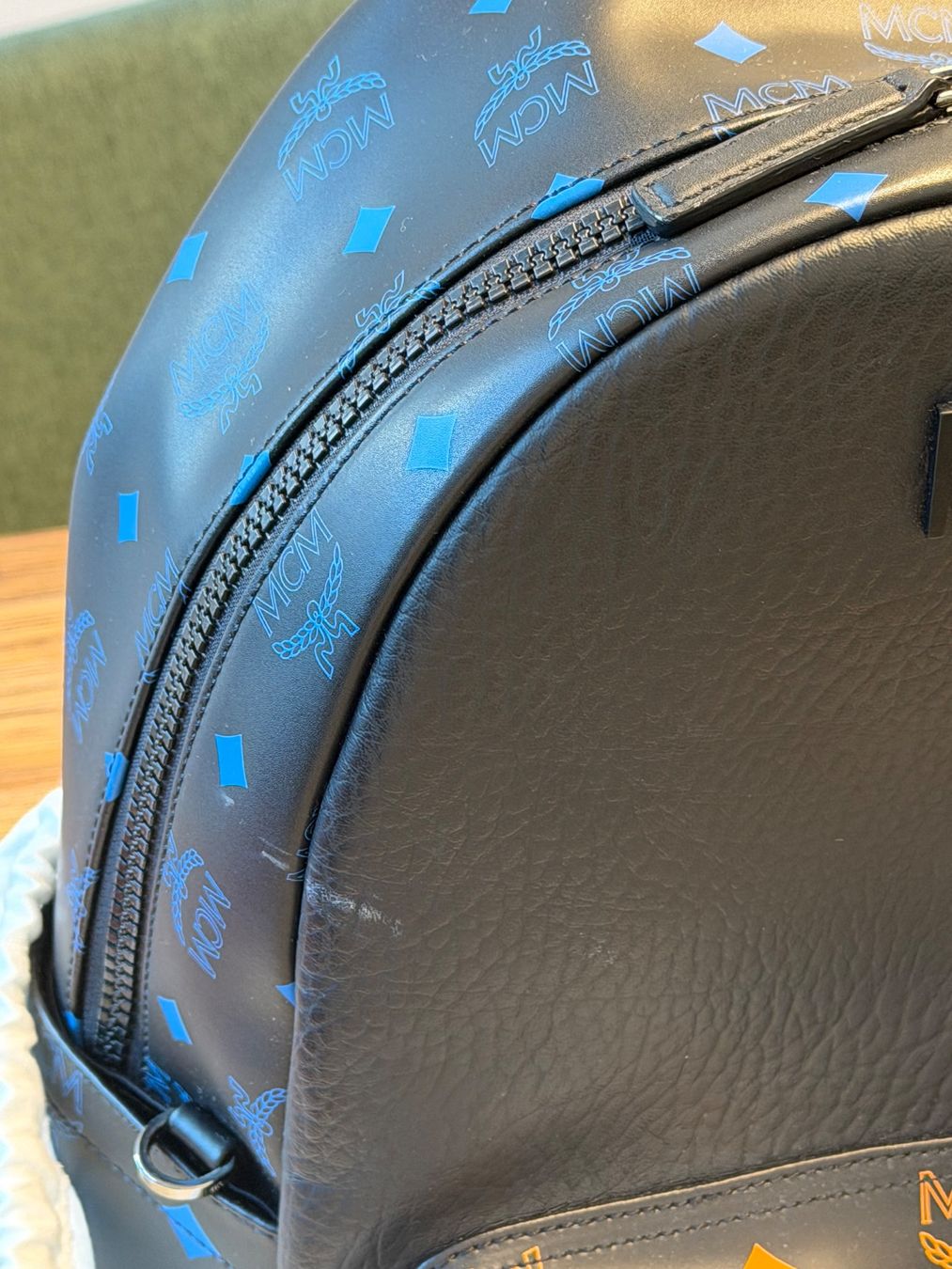 Mcm Rucksäcke: MCM Color Splash Logo Backpack Medium Black / Blue / Orange – Gebraucht aus Horgen von pam_l6cc 6