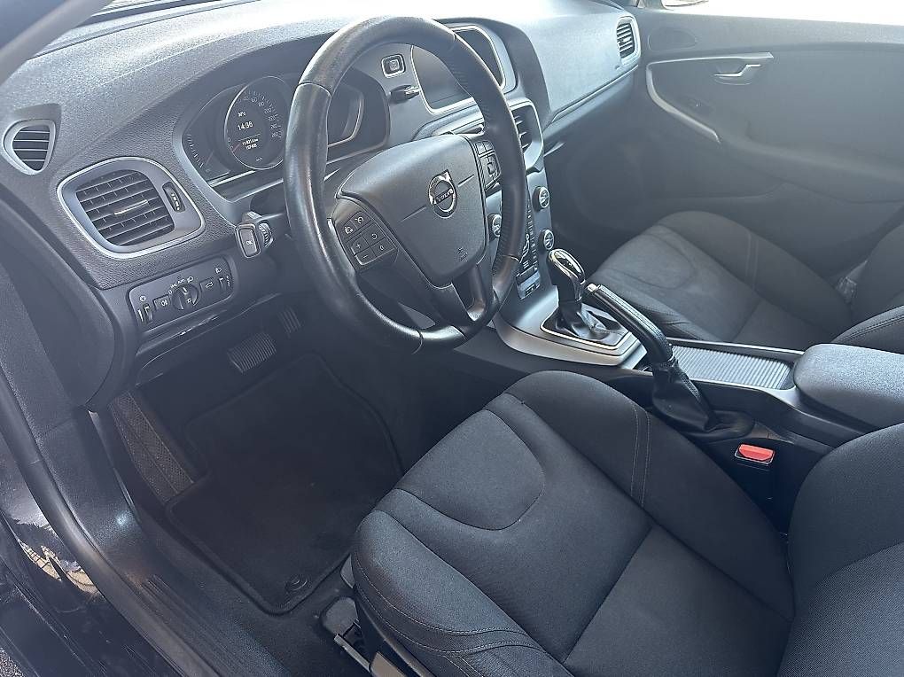 Autos: Volvo V40 D2 – Gebraucht aus Luzern von SwissGarage2020 3