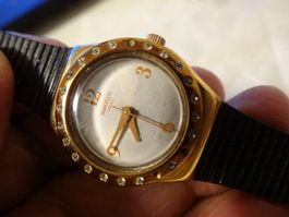 S-WATCH IRONY QUARTZ DAMEN SCHÖNUHR.VIELLSTEIN.LÄÜFT.25X26MM