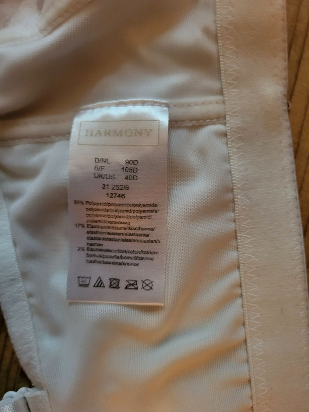 Altra biancheria intima: Weisser Spitzenbh mit Vorderverschluss, bügellos – Usato da Guggisberg venduto da Aegertenlehn 1
