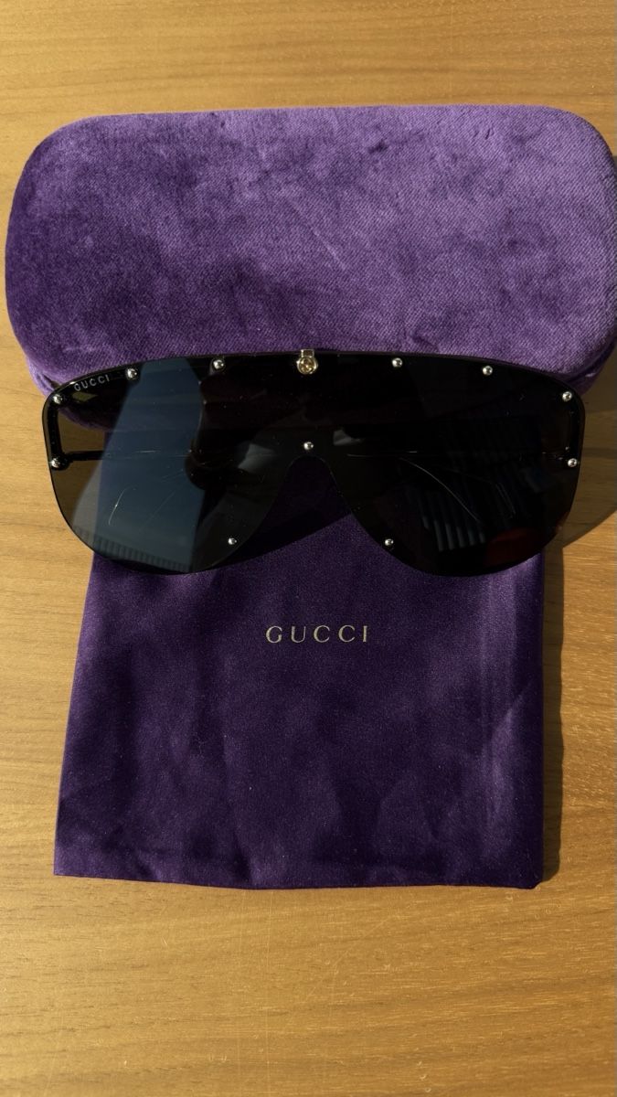 Gucci Occhiali & Lenti: Original Gucci sunglasses black visor style with studs – Usato da Frauenfeld venduto da eun_275d 1