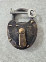 Vorhängeschloss - Panzertüre mit einem Schlüssel.