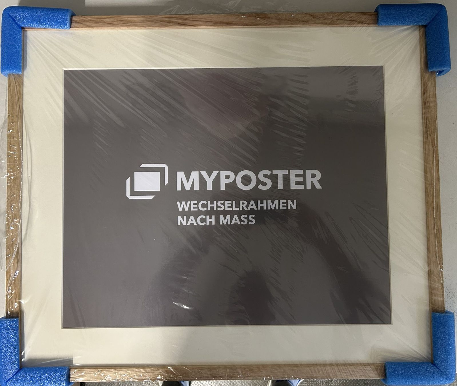 Bilderrahmen: MYPOSTER Wechselrahmen neu originalverpackt Eiche hell 65x55 – Neu und originalverpackt aus Bern von Brilli007