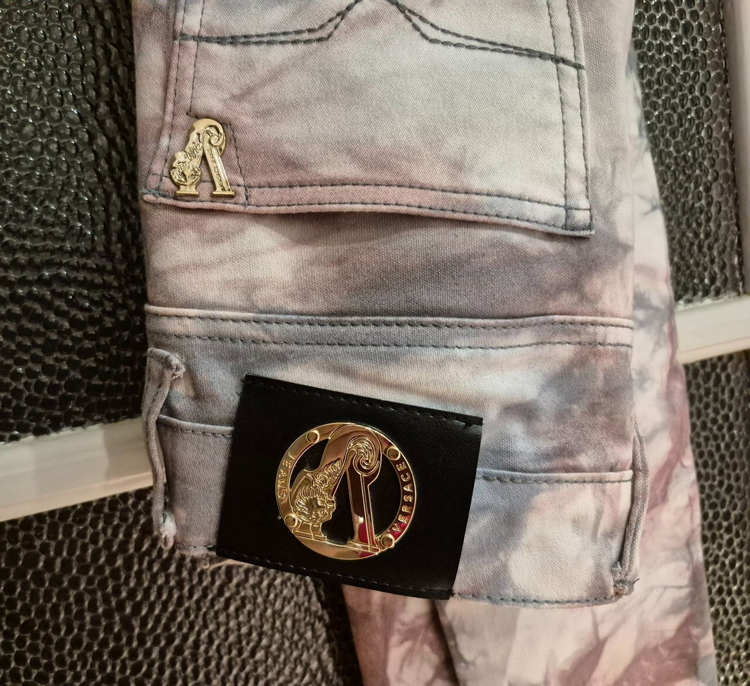 Versace Pantaloni: Neue Versace Jeans, Grösse 33, Batikmuster, Top! – Nuovo (secondo la descrizione) da Zürich venduto da Roberto040 1