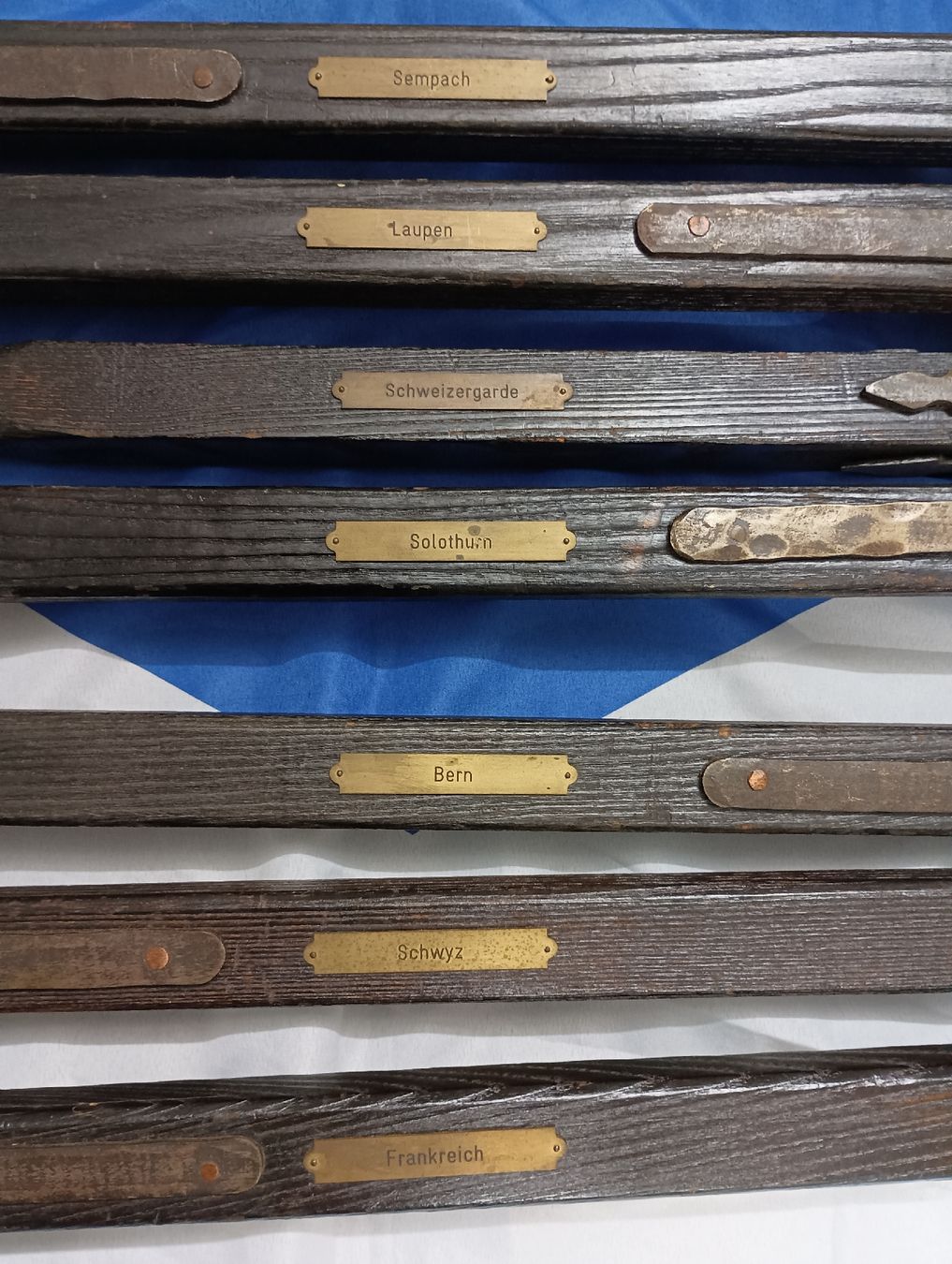 Armi bianche: Hellebardensammlung mit Holzständer, Unikat – Usato da Brislach venduto da Falke666 8