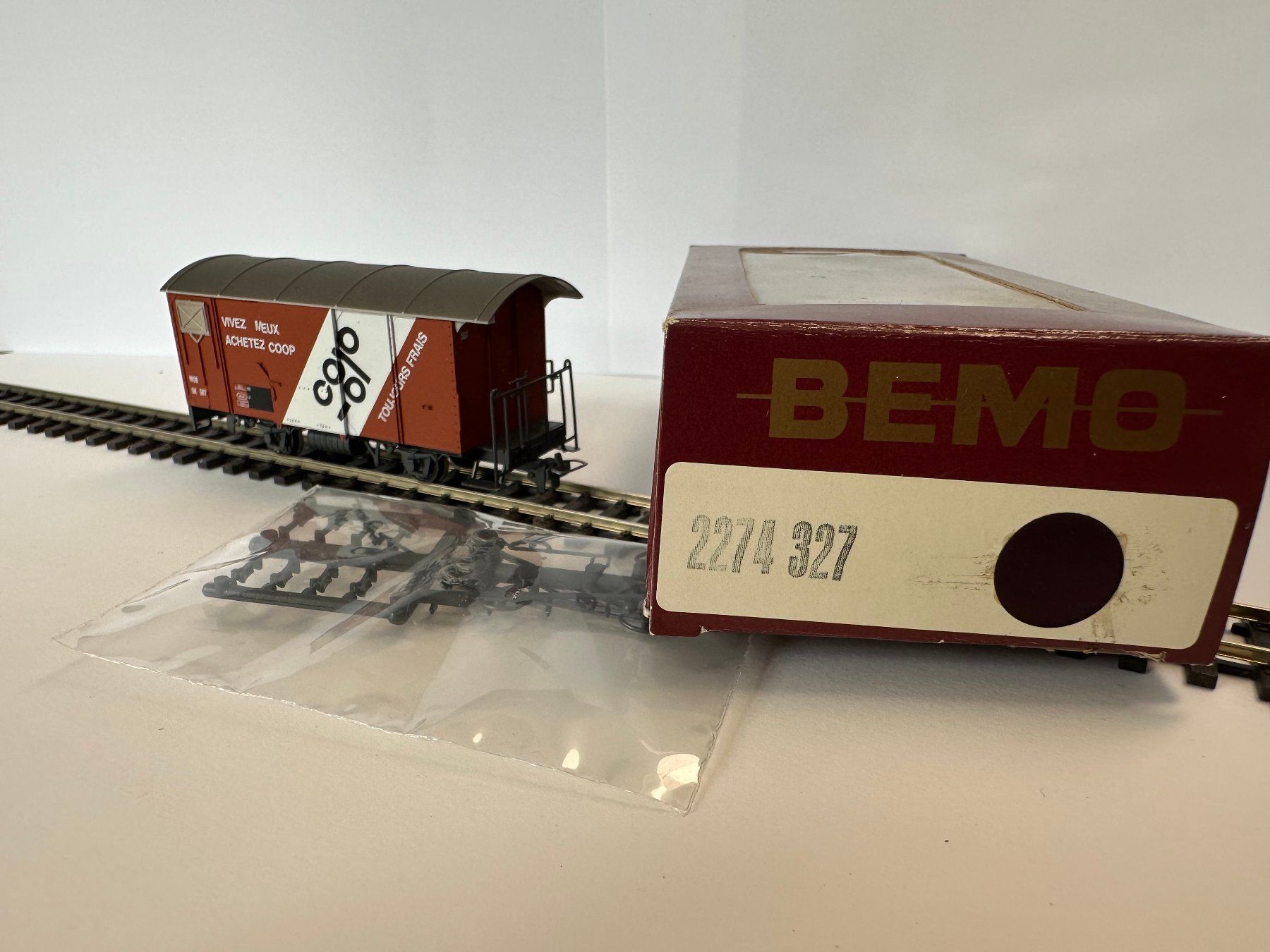 Bemo Modelleisenbahnen: Bemo - MOB Gk 507 - Gedeckter Güterwagen "Co-op" – Neu und originalverpackt aus Domat/Ems von mmx4001 2