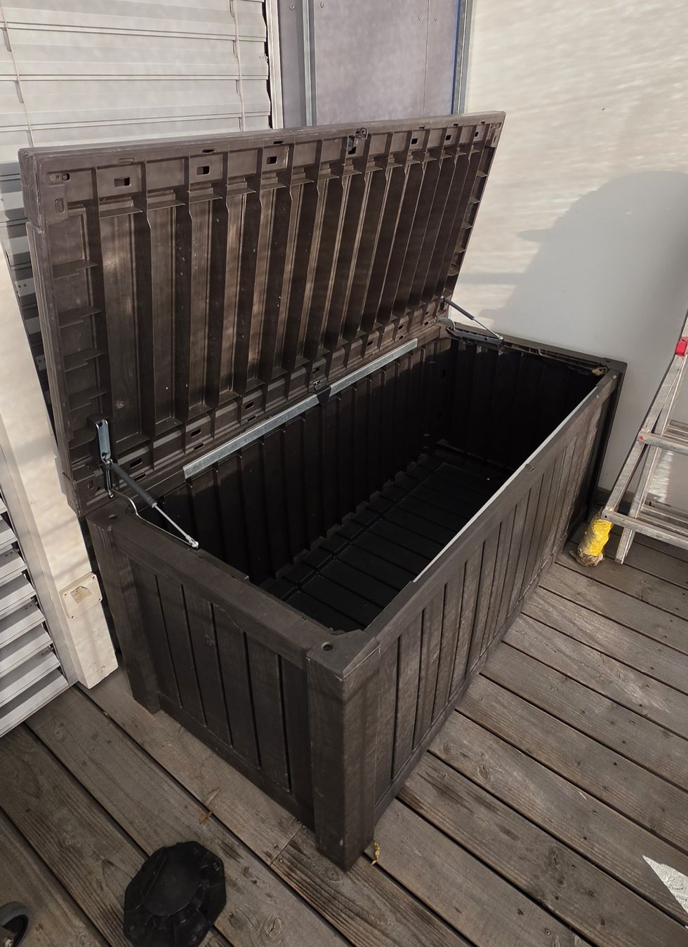 Box contenitori: Gartenbox Kunststoff braun mit Gebrauchsspuren  – Usato da Buchs AG venduto da Manu827 1