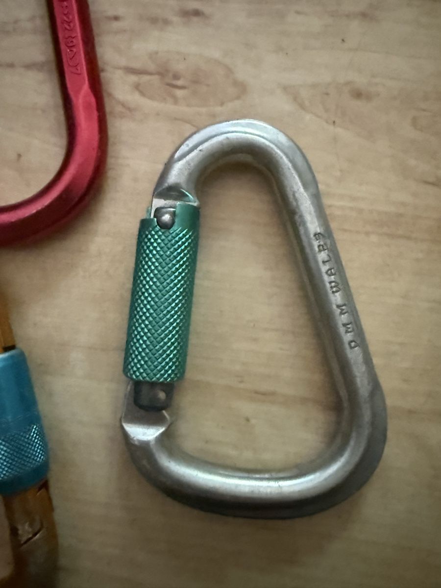 Kletterausrüstungen: 5 Kletterkarabiner mit Schraubverschluss – Gebraucht aus Zürich von Vma_reuse 2