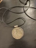 Pendentif vintage en métal rond avec cordon noir 