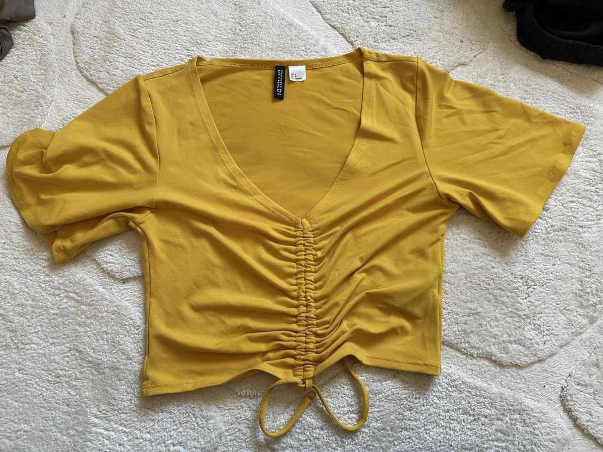H&M T-shirt: gelbes Sommershirt – Usato da Basel venduto da ronjalg