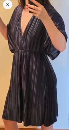 NLY Trend Kleid, Gr. 36, Plissee, Violet/Dunkelblau
