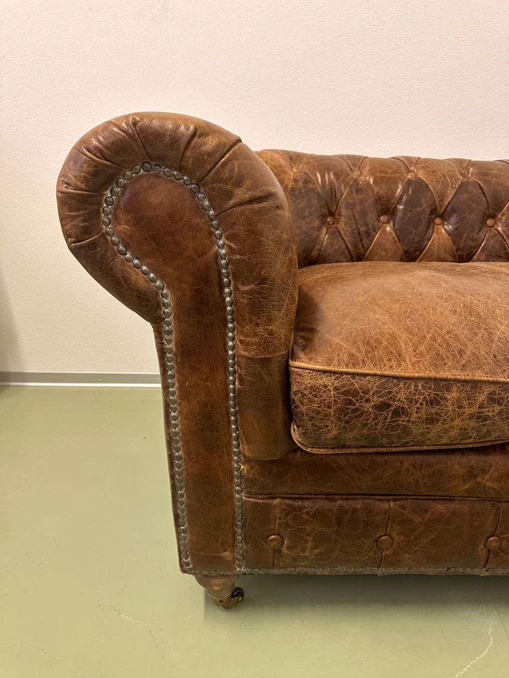 Divani: Chesterfield Echtleder Sofa – Usato da Konolfingen venduto da Bocaboca