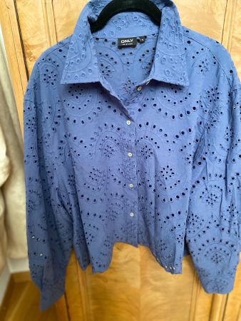 Neue ONLY Bluse Lochstickerei Gr. XL blau Lochstickerei