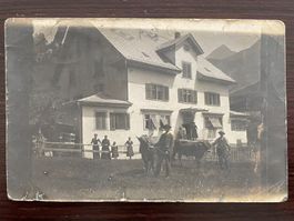 UNBEKANNT (BAUERN-)HAUS, Stiere (?), Rind (?), Bauernfamilie