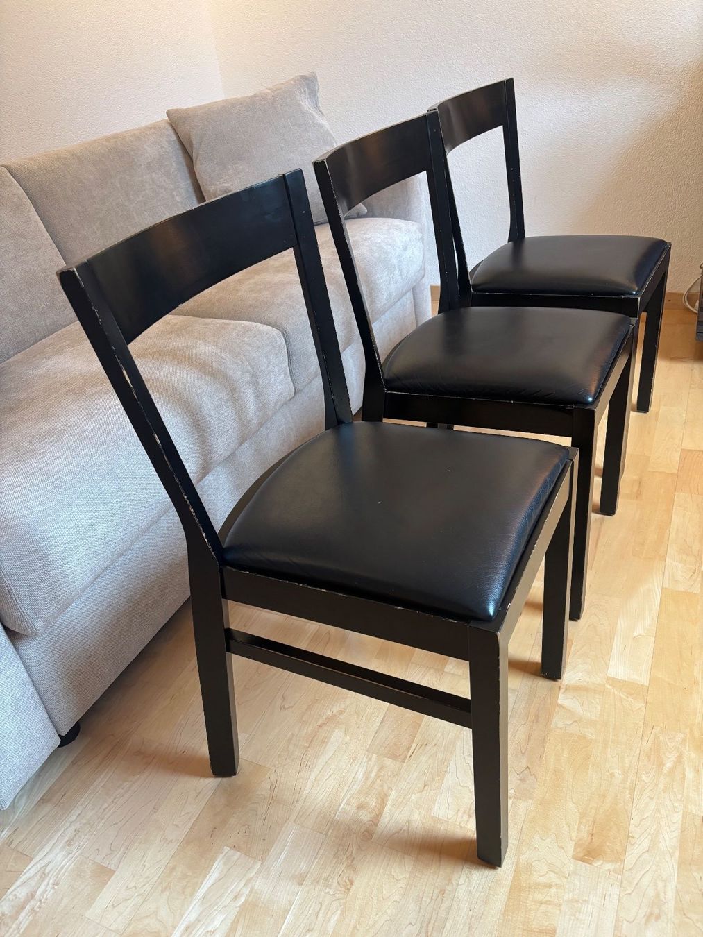 Stühle: Schwarze Holzstühle mit Polsterung – Gebraucht aus Uster von eri_cr55 1