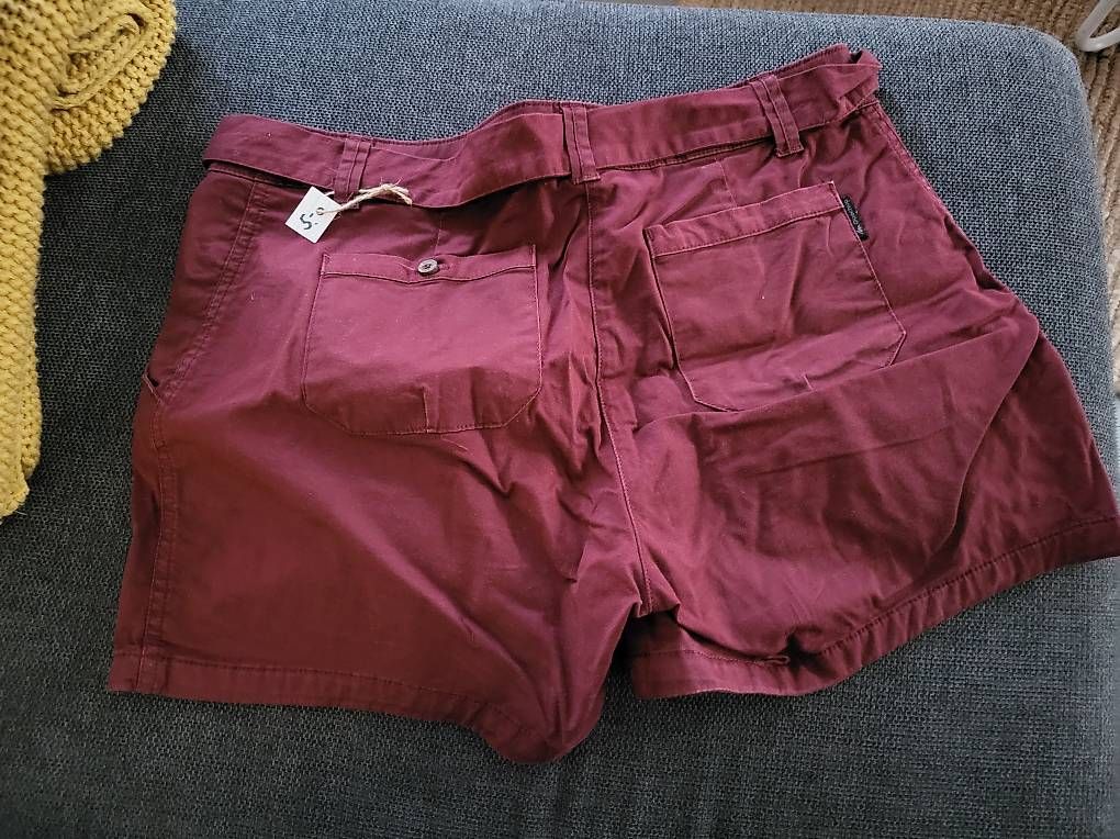 Pantaloni: Short femme – Usato da Ecuvillens venduto da loloall 1