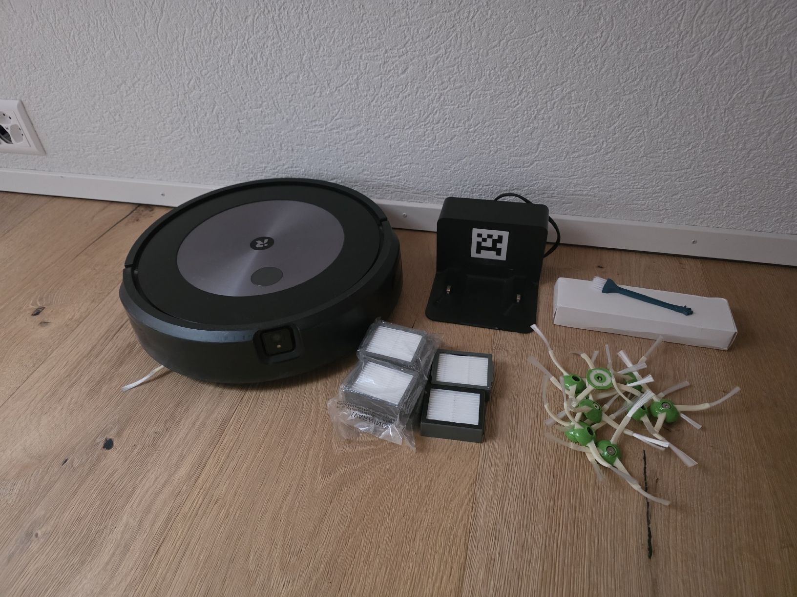 Irobot Aspirapolveri & Accessori: Roomba J7 mit Zuebhör – Usato da Obergösgen venduto da Milu92