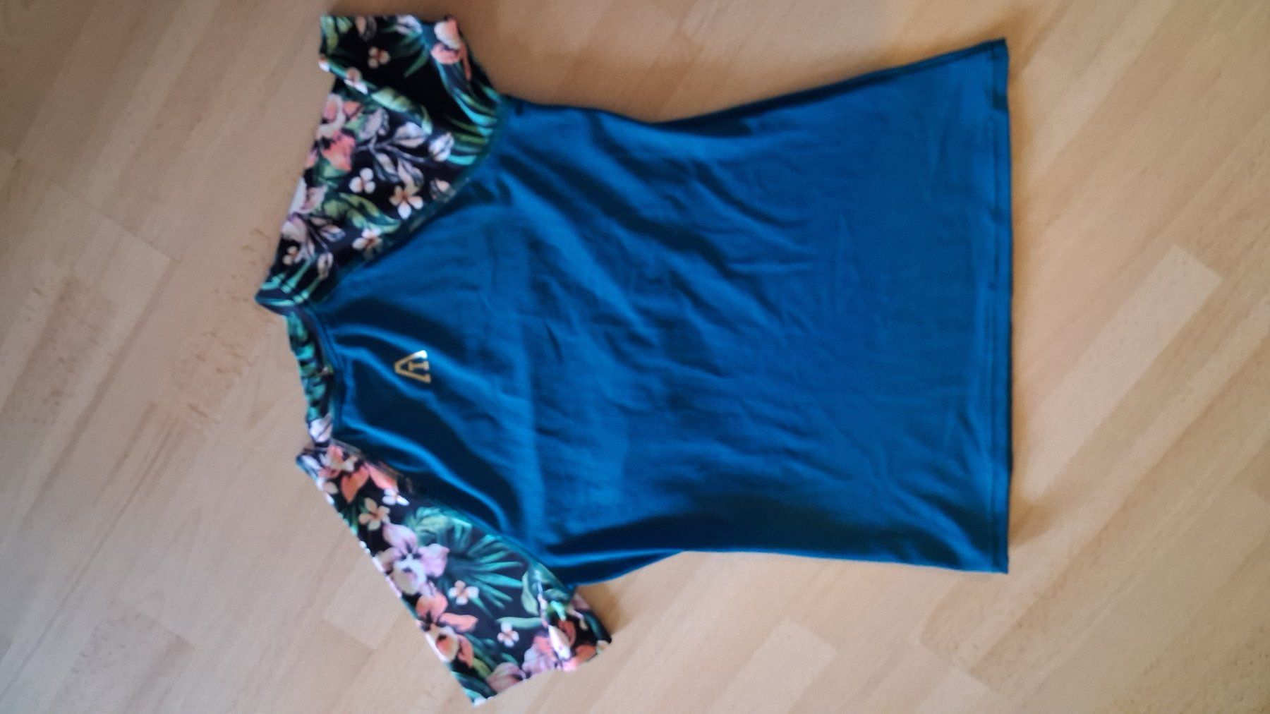 Blouses, T-shirts & Tops: 2 t-shirts de bains taille 152 – D'occasion à Fribourg par mar_wd7v 2