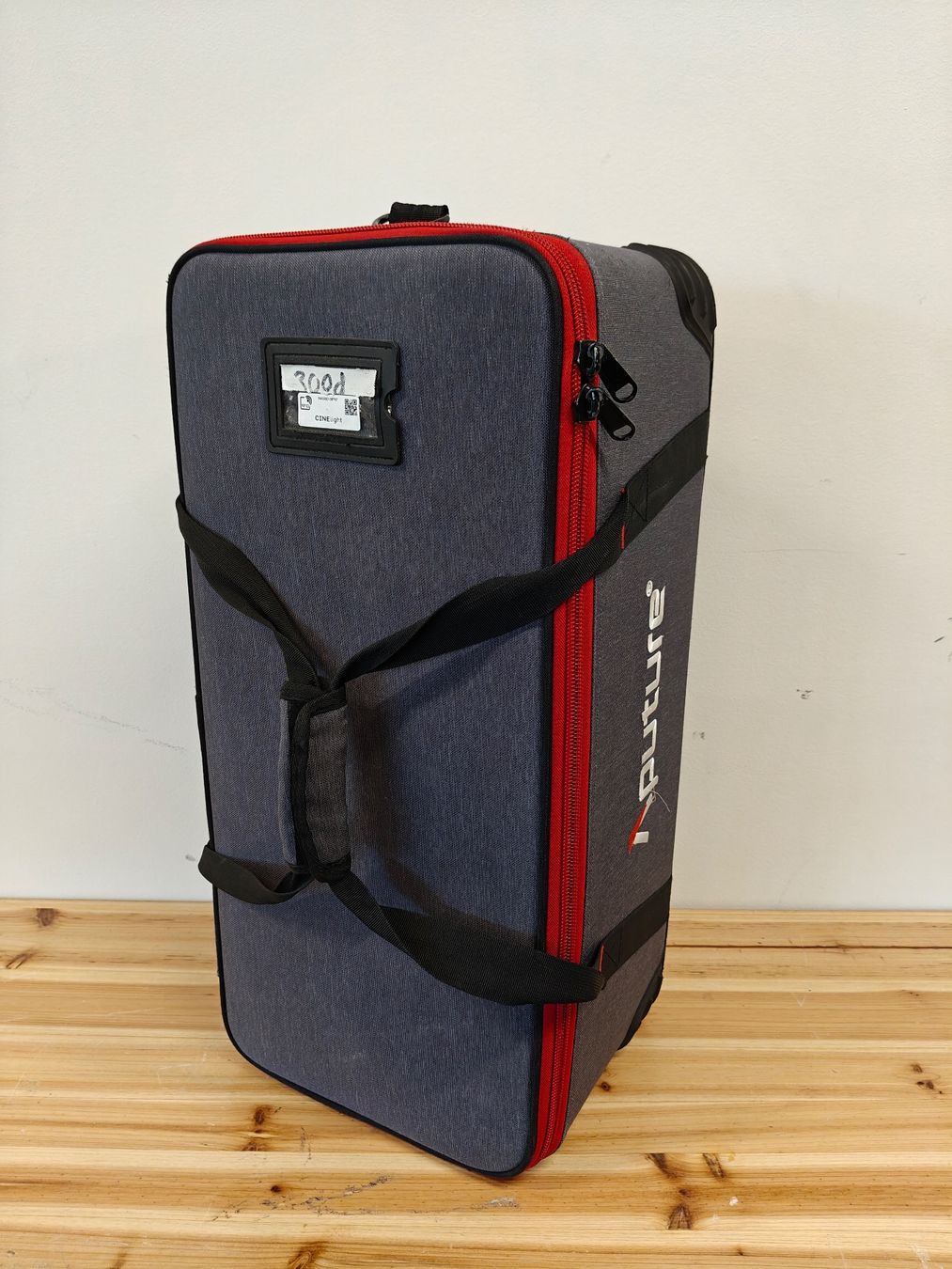 Aputure Lampade: Aputure LS 300d II LED Filmscheinwerfer V-Mount Set mit Case – Usato da Schlieren venduto da CINElight 9