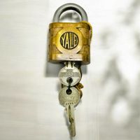 Ancien cadenas YALE en bronze et acier avec 2 clés