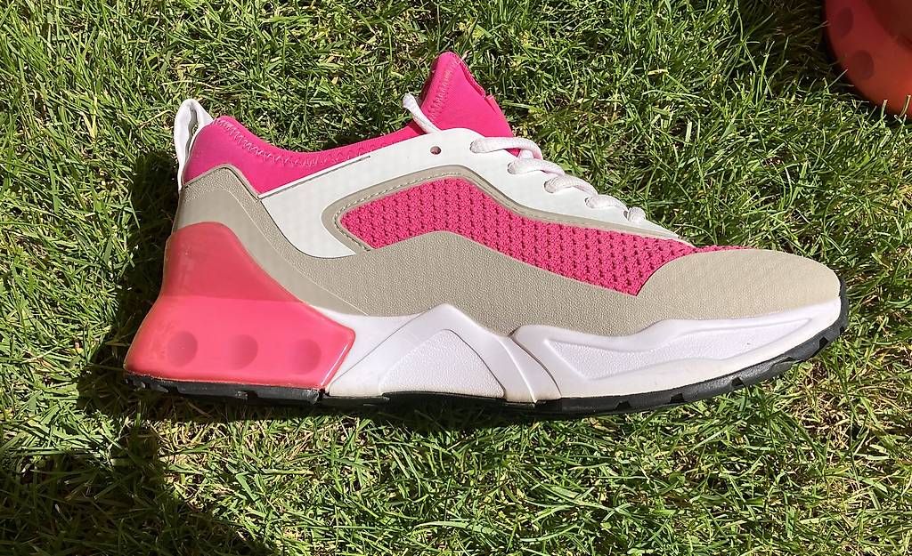 Scarpe da donna: Guess Sneaker Teckie pink Gr. 38 – Usato da Lyss venduto da stubenwagen 3