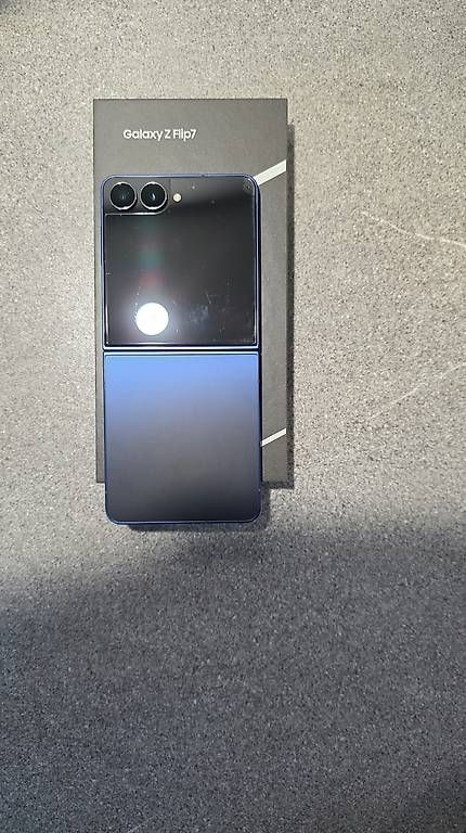 Samsung Telefoni cellulari / Smartphones: Vends ZFlip 7 / 256 MB / bleu – Usato da Versoix venduto da oceane04