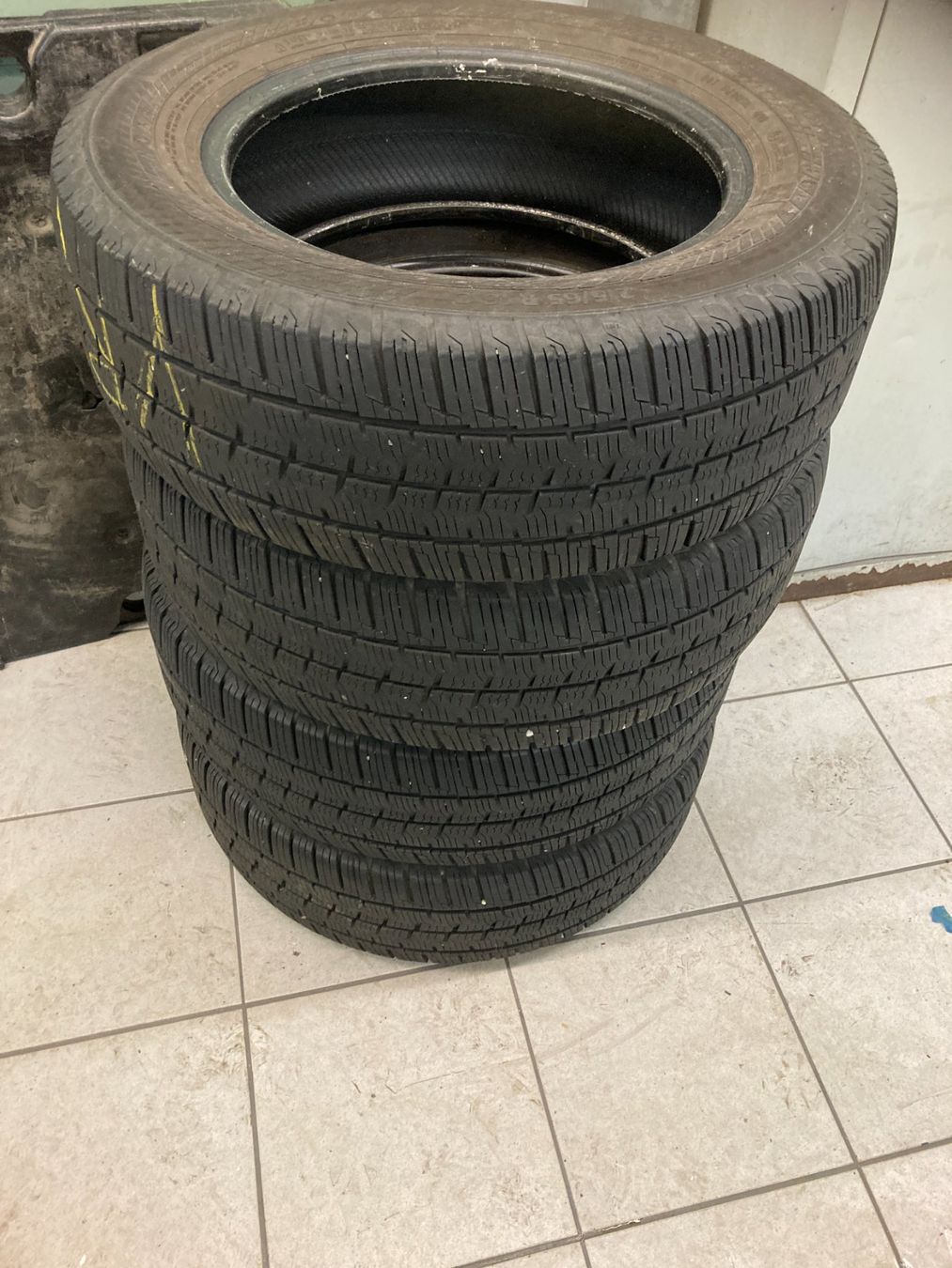Continental Pneus & Kompletträder: 215/65R16 C Winterpneu Continental – Gebraucht aus Cham von WB2223