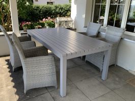 Stabiler  Massivholztisch mit 4 Rattansesseln