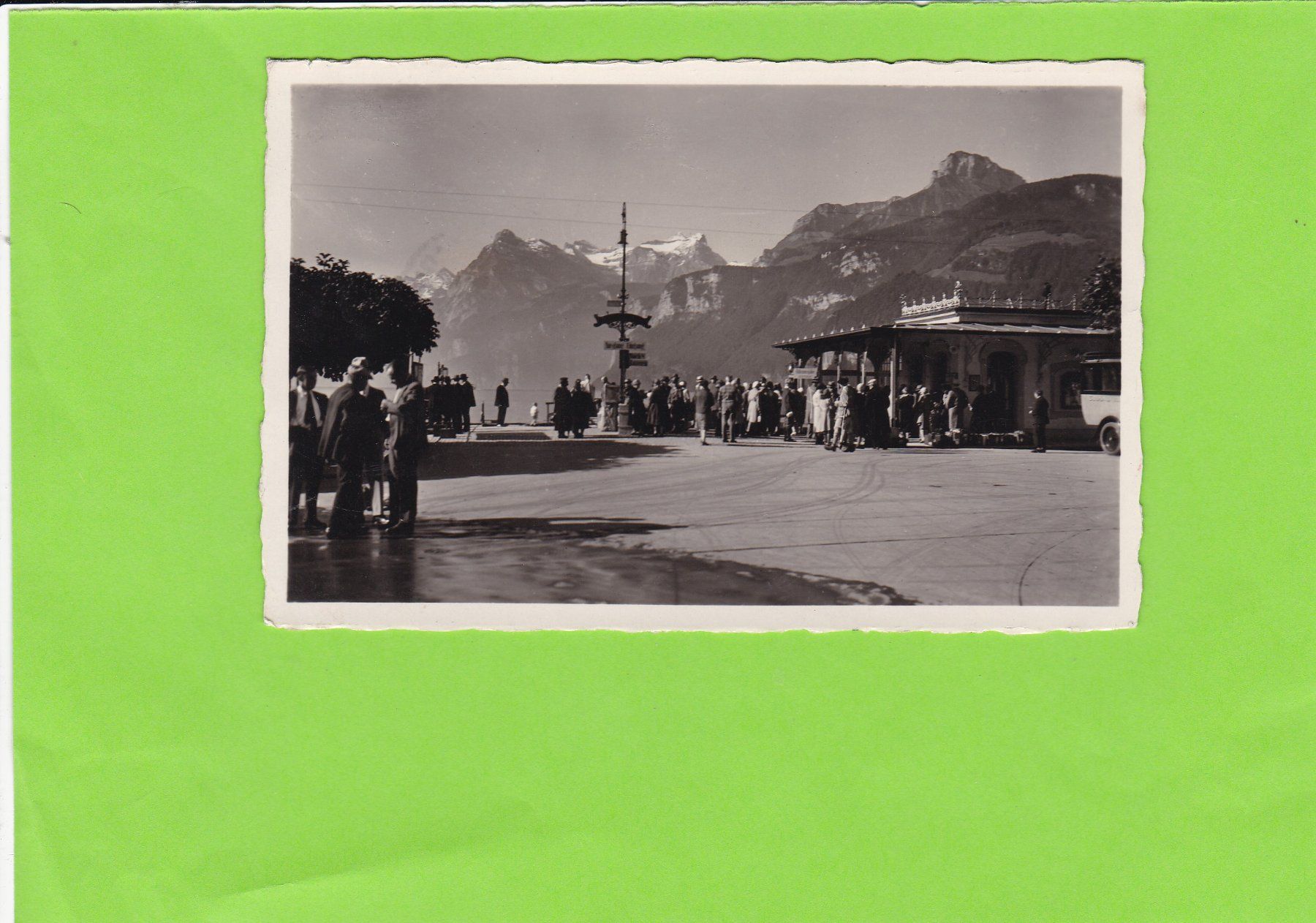 Cartes postales: Brunnen-Landungsplatz-belebt-Oldtimer – D'occasion à St. Peterzell par neckertal