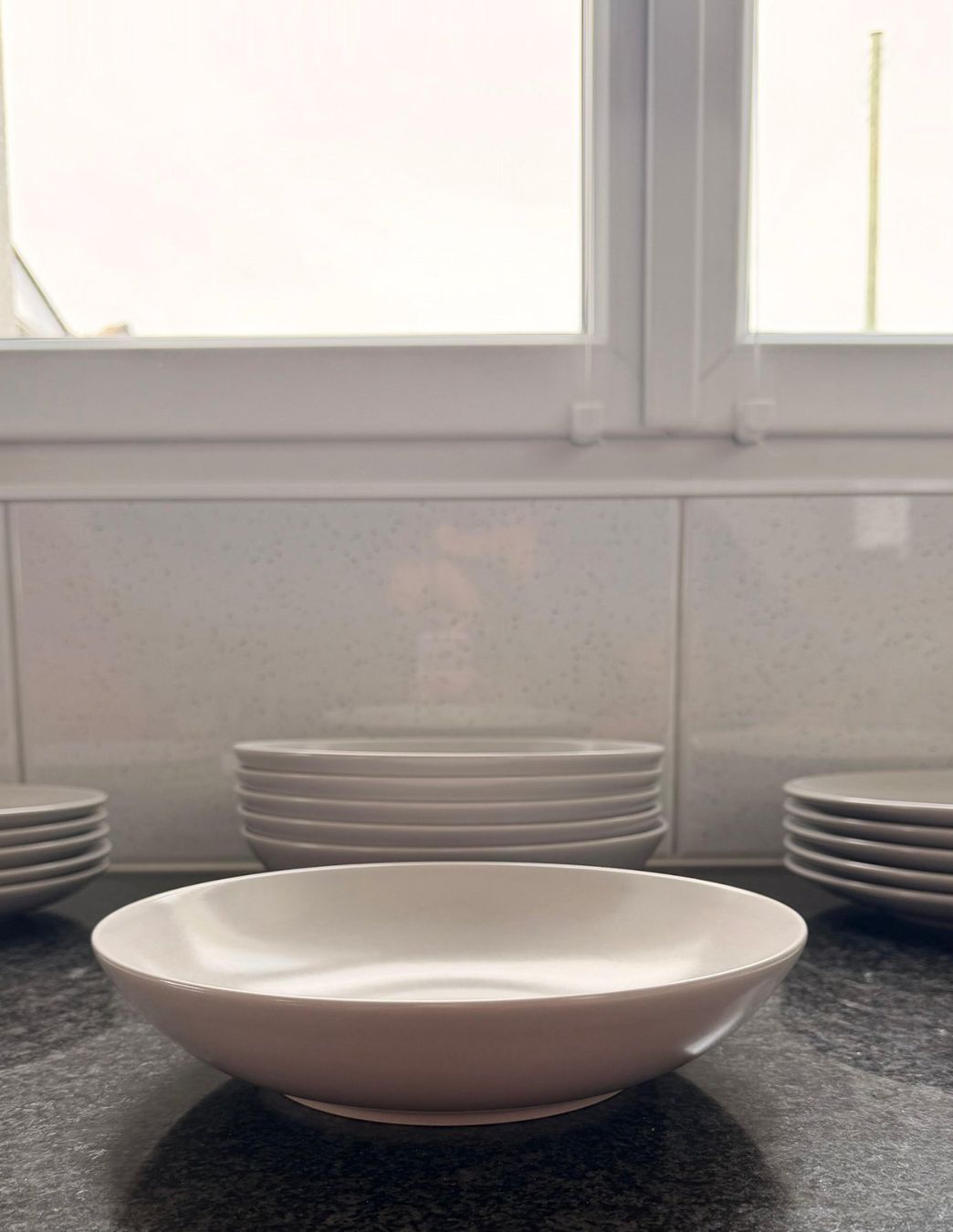 Ikea Set di piatti: IKEA FÄRGKLAR Geschirrset 18-teilig hellgrau – Usato da Recherswil venduto da Niculin02 4