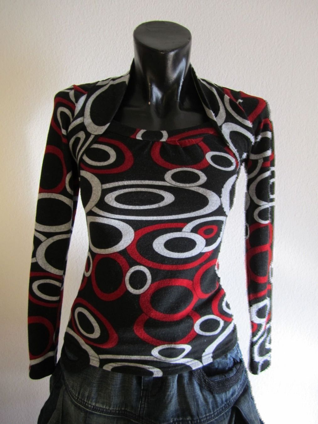 Top: Un top / pull pour les journées froides – Usato da Lausanne venduto da Kmm03 1