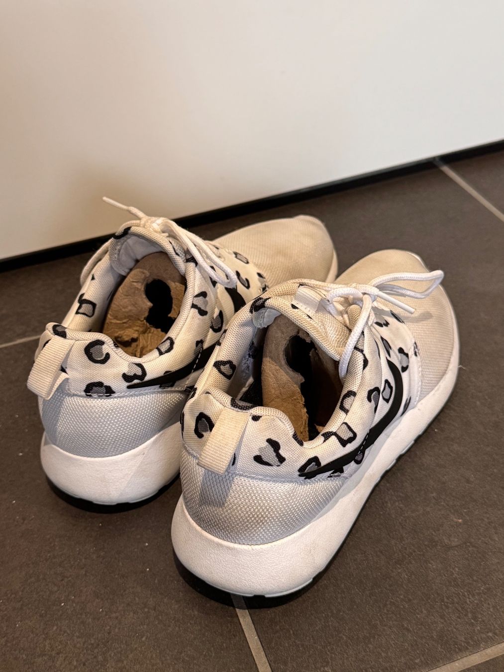 Nike Scarpe da donna: Weisse Schuhe Sneaker Nike Gr. 39 Dalmatiner – Usato da Rothrist venduto da Fondgruebe 2