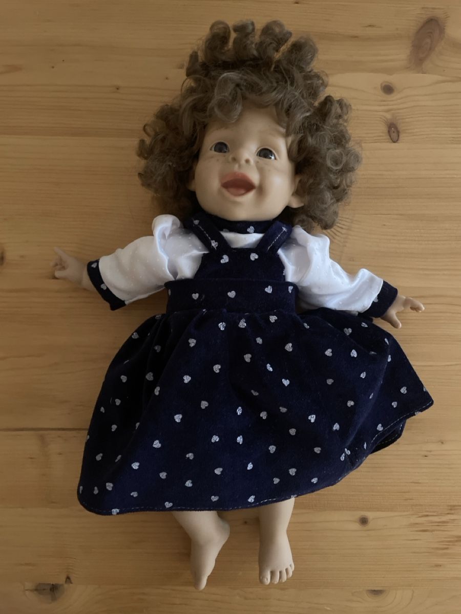 Puppen: Puppe mit blauem Kleid und Herzen – Gebraucht aus Spreitenbach von Gloxinia