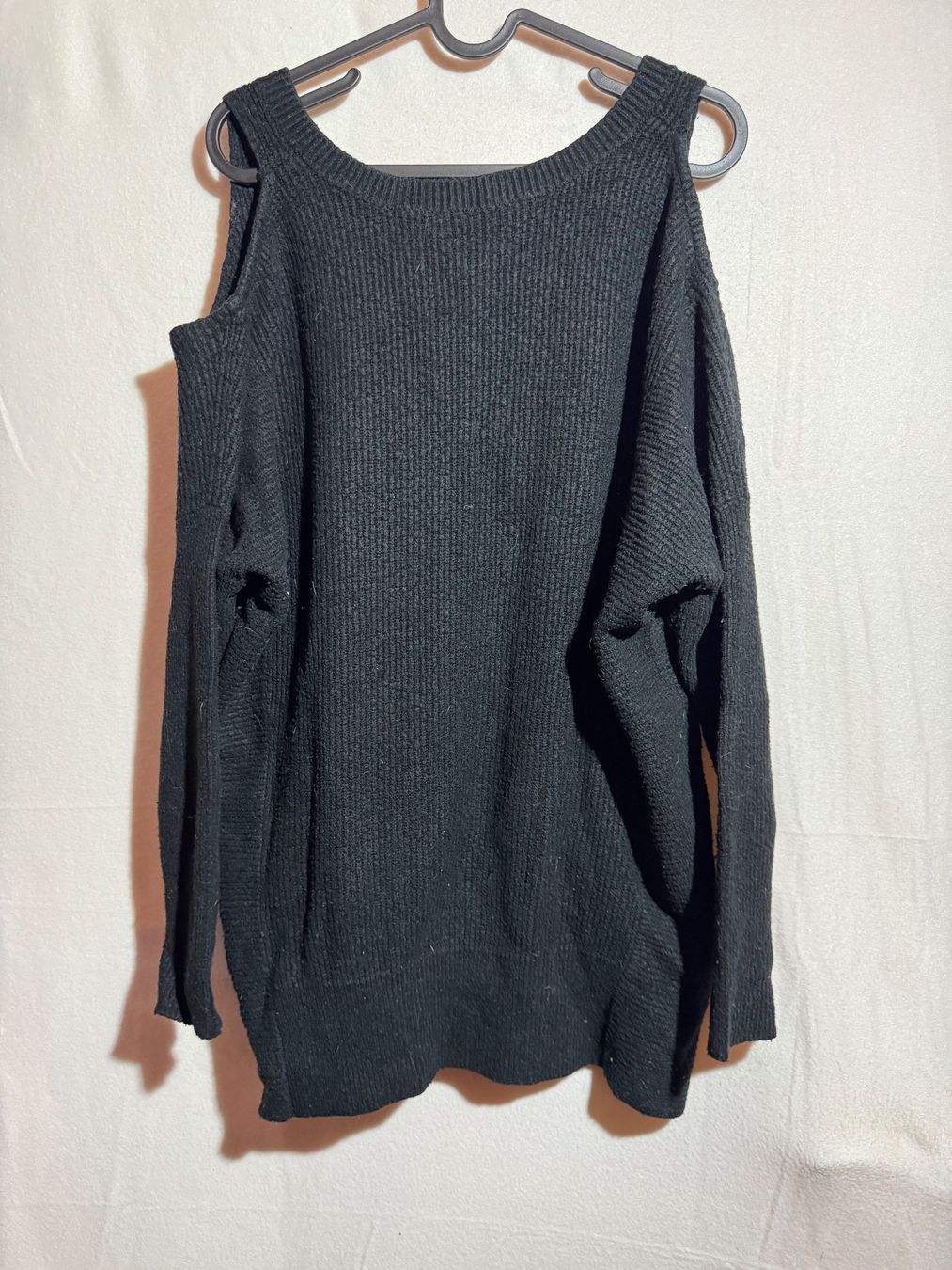 Pulls & Sweat-shirts: Schwarzer Cold Shoulder's Pullover ca Gr. L – D'occasion à Grosswangen par SALE_SALE_SALE 6