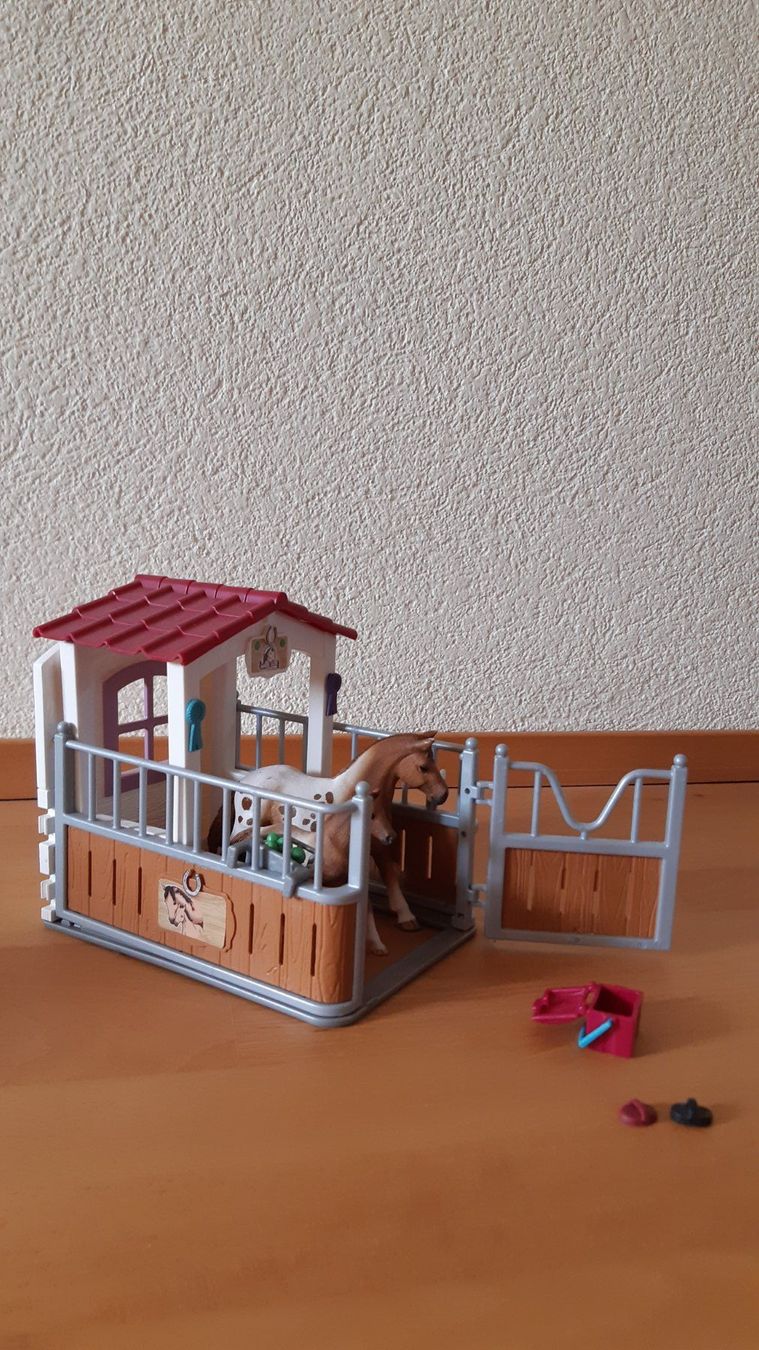 Schleich Giocattoli: Schleich Pferdebox mit Zubehör – Usato da Neftenbach venduto da Wuschu09