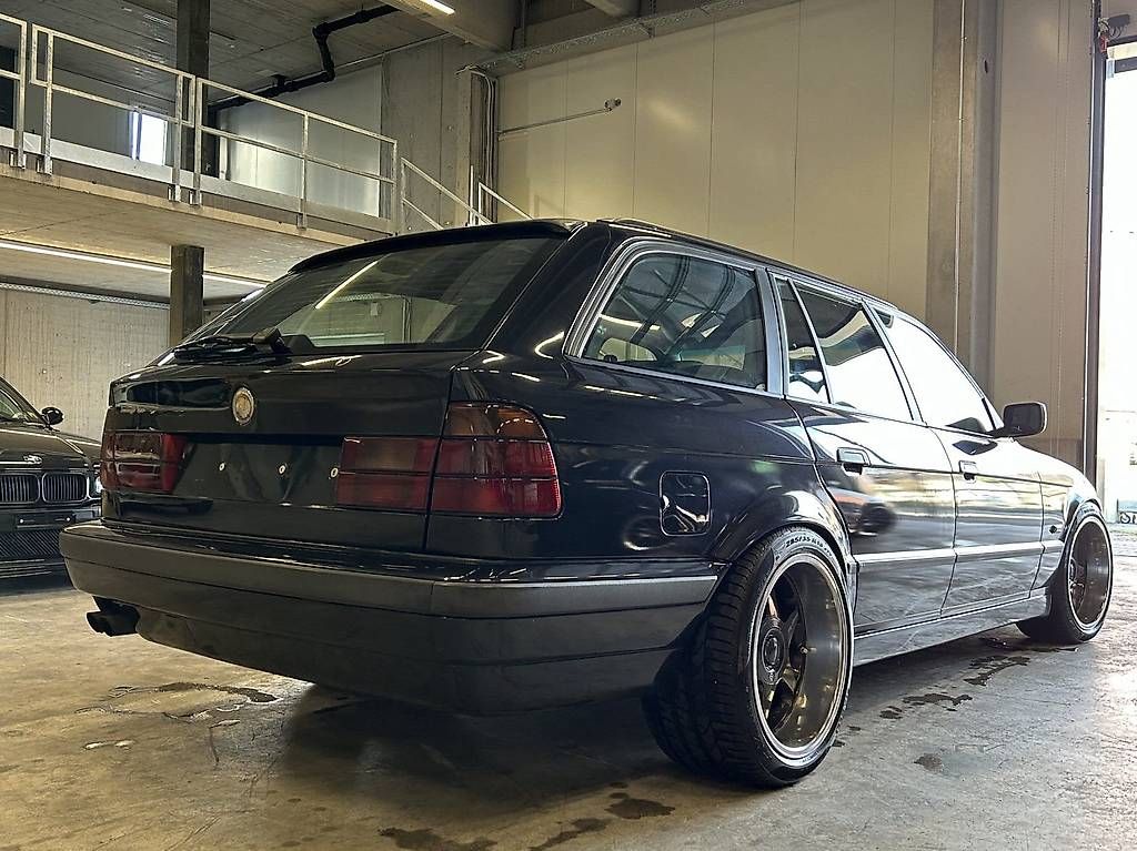 Automobili: 540i V8 Touring 1995 schwarz E34 – Usato da Alpnach Dorf venduto da inf_56t7 1