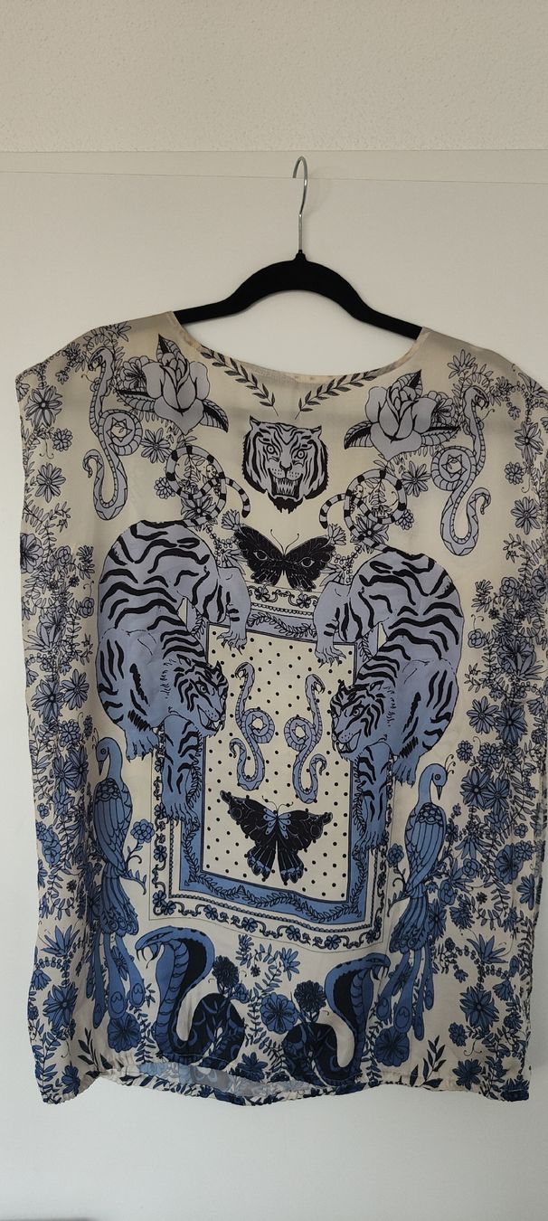 Top: Tops (size M-L) – Usato da Oberbuchsiten venduto da DianaLup 2