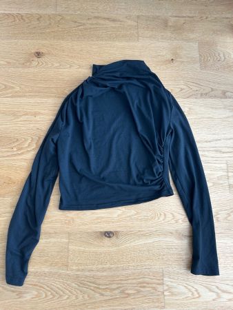 Schwarzes Langarmshirt Gr. S elegant und bequem