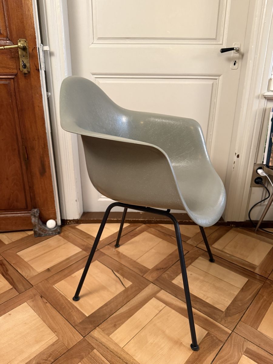 Eames Sedie: Eames Armchair Fiberglass, H-Base – Usato da Altdorf UR venduto da StayClassy 1