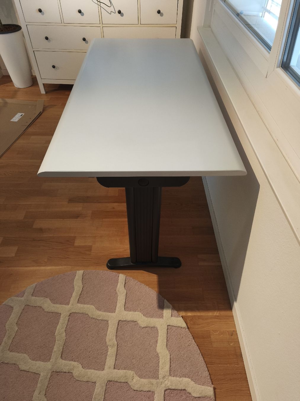 Scrivanie: Schreibtisch hellgrau / schwarz 160x80x70cm – Usato da Winterthur venduto da Philips_stuff 1