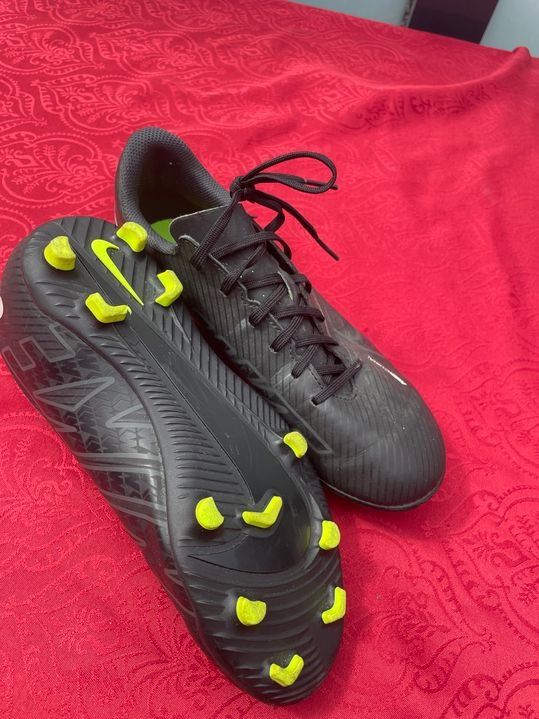 Nike Scarpe per ragazzi: Fussballschuhe schwarz Nike 38 – Usato da Bergdietikon venduto da antovale 1