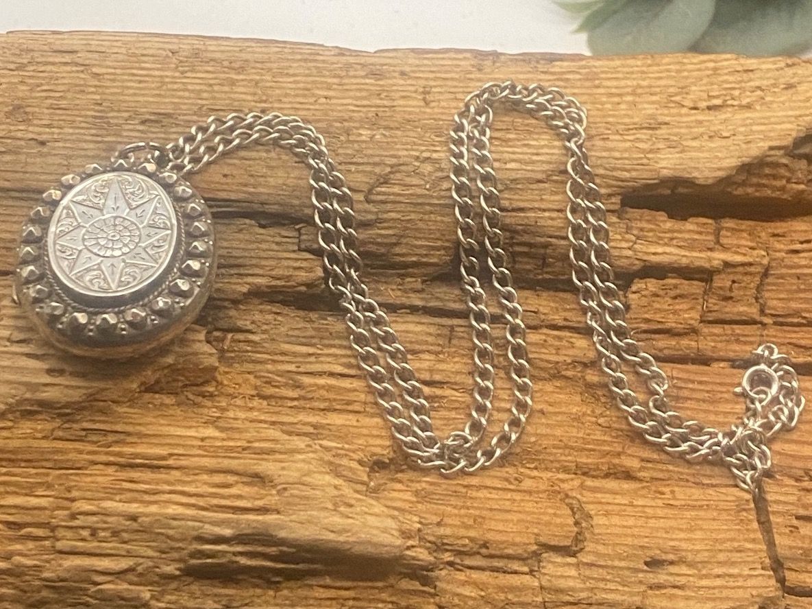 Anhänger: Antikes Medaillon an Kette – Gebraucht aus Luzern von S.Kern01