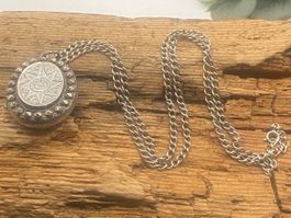 Antikes Medaillon an Kette