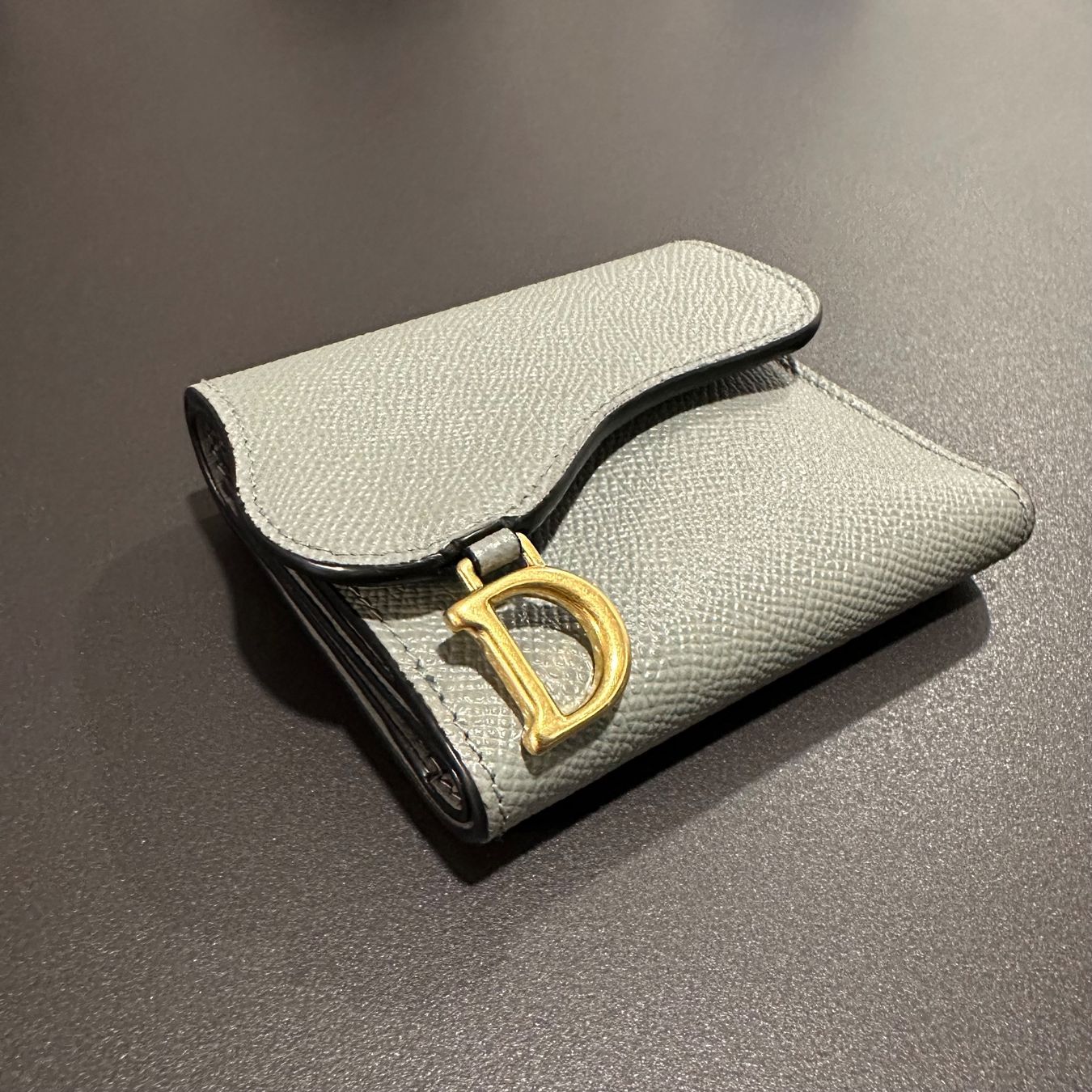 Dior Portamonete: Porte Monnaie Saddle Dior avec facture – Usato da Jouxtens-Mézery venduto da sas_c5h9 2