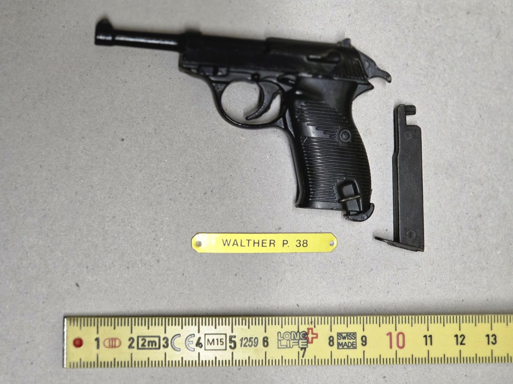 Schweizer Armee Kit di modellismo & Modellini statici: Miniature pistolet Walther P 38 – Usato da Choëx venduto da Solmo51 1