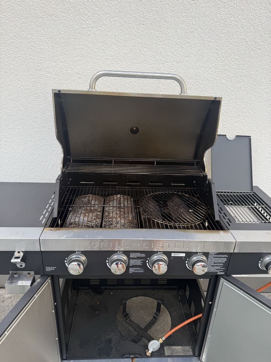 Griglie: Gasgrill mit Abdeckung, Grillmeister – Usato da Effretikon venduto da Dario_111B 2