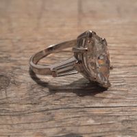 Edler Weissgoldring mit Zirkonia Kristall