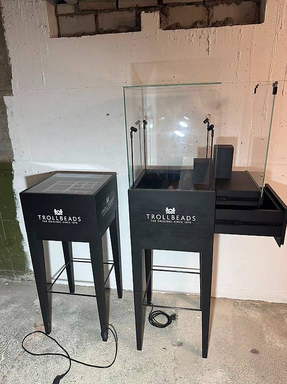 Vetrine: Verkaufsvitrinen Schmuck Vitrine Display Schautisch – Usato da Oetwil an der Limmat venduto da fredericklugt