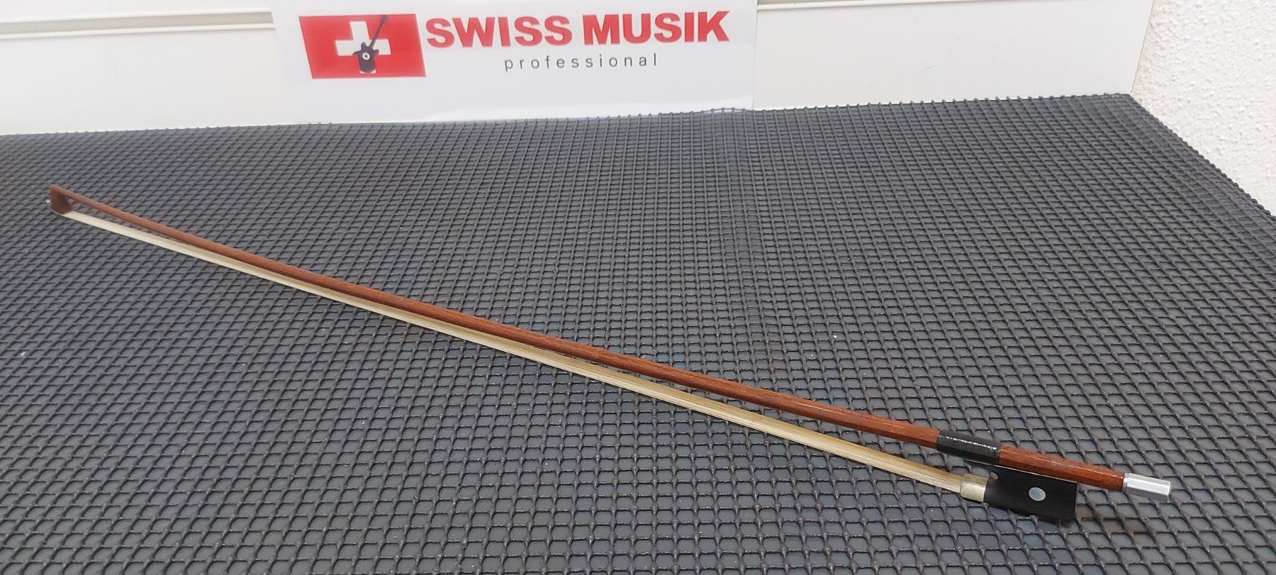 Strumenti musicali: 4/4 Geigenbogen E.WERNER fernambuco 73,5 cm , 55 gr. – Usato da Glattbrugg venduto da Swissmusik